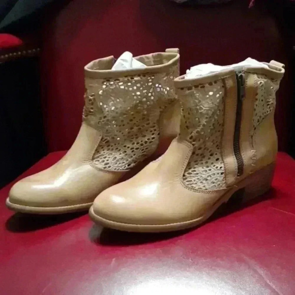 Anthropologie Cool Way Tan Beige Leather Ankle Boot Laser Cut Boho Size 9 - Picture 1 of 8